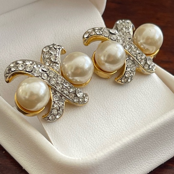1980s faux pearl diamanté gold tone clip on earrings - Picture 5 of 6